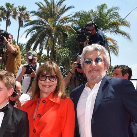 Laurent Lafitte, Anne Goscinny, Simon Faliu, Martine Gossieaux (aka Mme Sempé) et Alain Chabat - Montée des marches du film " Le petit Nicolas : Qu'est-ce qu'on attend pour être heureux " lors du 75ème Festival International du Film de Cannes. Le 20 mai 2022 © Giancarlo Gorassini / Bestimage 