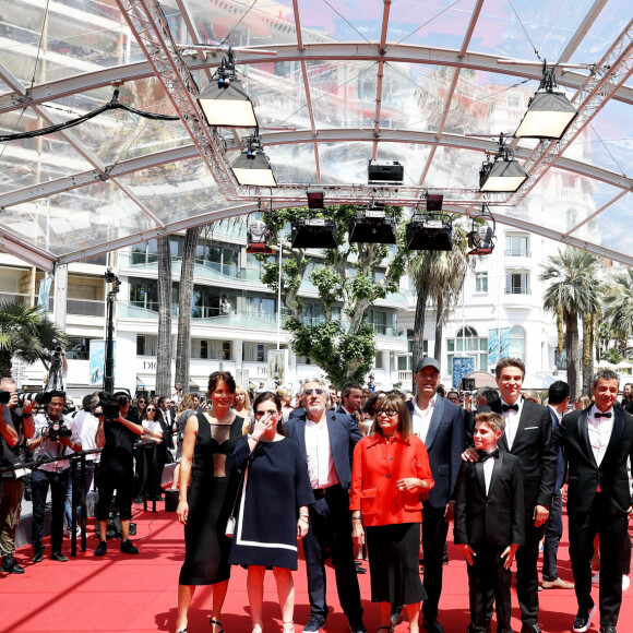 Amandine Fredon, Anne Goscinny, Alain Chabat, Martine Gossieaux, Laurent Lafitte, Simon Faliu, Benjamin Massoubre, Ludovic Bource - Montée des marches du film " Le petit Nicolas : Qu'est-ce qu'on attend pour être heureux " lors du 75ème Festival International du Film de Cannes. Le 20 mai 2022 © Dominique Jacovides / Bestimage 