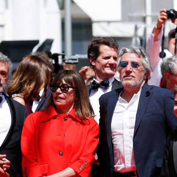 Martine Gossieaux (aka Mme Sempé), Alain Chabat, Simon Faliu - Montée des marches du film " Le petit Nicolas : Qu'est-ce qu'on attend pour être heureux " lors du 75ème Festival International du Film de Cannes. Le 20 mai 2022 © Cyril Moreau / Bestimage 