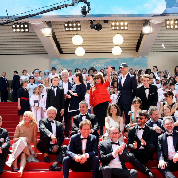 Alain Chabat, Simon Faliu, Anne Goscinny, Martine Gossieaux, Laurent Lafitte, Benjamin Massoubre, Ludovic Bource et une centaine d'écoliers habillés aux couleurs du Petit Nicolas - Montée des marches du film " Le petit Nicolas : Qu'est-ce qu'on attend pour être heureux " lors du 75ème Festival International du Film de Cannes. Le 20 mai 2022 © Dominique Jacovides / Bestimage 