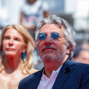 Alain Chabat - Montée des marches du film " Le petit Nicolas : Qu'est-ce qu'on attend pour être heureux " lors du 75ème Festival International du Film de Cannes. Le 20 mai 2022 © Cyril Moreau / Bestimage 