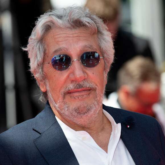 Alain Chabat - Montée des marches du film " Le petit Nicolas : Qu'est-ce qu'on attend pour être heureux " lors du 75ème Festival International du Film de Cannes. Le 20 mai 2022 © Cyril Moreau / Bestimage 