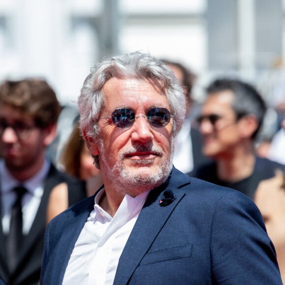 Alain Chabat - Montée des marches du film " Le petit Nicolas : Qu'est-ce qu'on attend pour être heureux " lors du 75ème Festival International du Film de Cannes. Le 20 mai 2022 © Cyril Moreau / Bestimage 