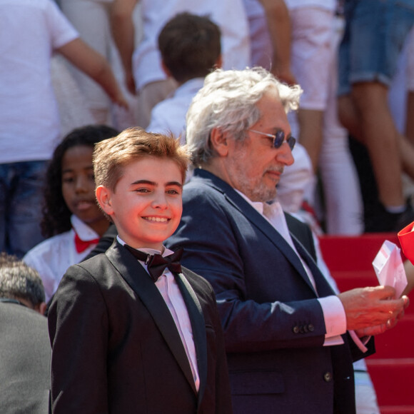 Simon Faliu, Alain Chabat, Martine Gossieaux (aka Mme Sempé) - Montée des marches du film " Le petit Nicolas : Qu'est-ce qu'on attend pour être heureux " lors du 75ème Festival International du Film de Cannes. Le 20 mai 2022 © Cyril Moreau / Bestimage 