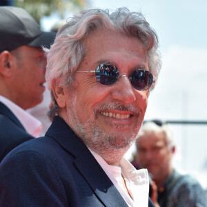 Alain Chabat - Montée des marches du film " Le petit Nicolas : Qu'est-ce qu'on attend pour être heureux " lors du 75ème Festival International du Film de Cannes. Le 20 mai 2022 © Giancarlo Gorassini / Bestimage 