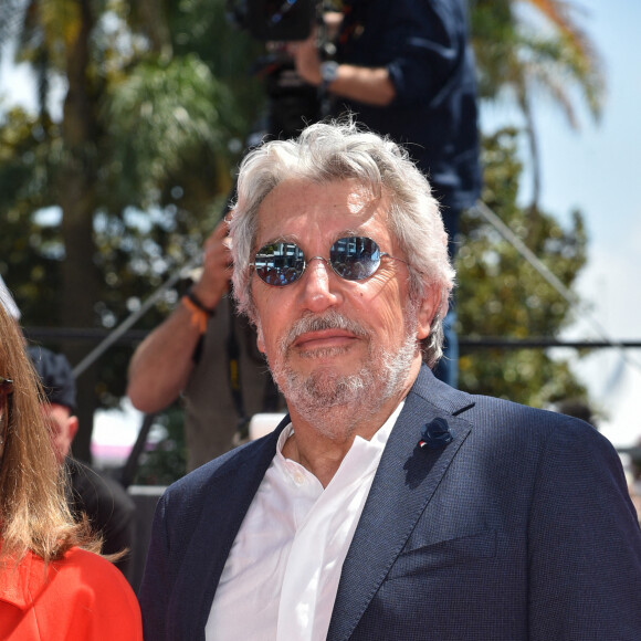 Alain Chabat - Montée des marches du film " Le petit Nicolas : Qu'est-ce qu'on attend pour être heureux " lors du 75ème Festival International du Film de Cannes. Le 20 mai 2022 © Giancarlo Gorassini / Bestimage 