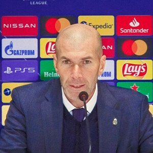 L'entraîneur-chef du Real Madrid Zinedine Zidane assiste à une conférence de presse de Ligue des Champions, Groupe B, match de football entre Shakhtar Donetsk et le Real Madrid au stade Olimpiyskiy de Kiev. Le 2 décembre 2020. 
