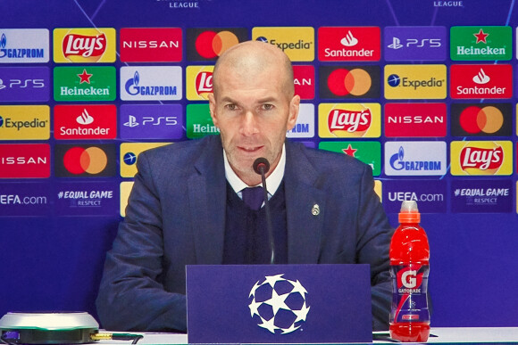 L'entraîneur-chef du Real Madrid Zinedine Zidane assiste à une conférence de presse de Ligue des Champions, Groupe B, match de football entre Shakhtar Donetsk et le Real Madrid au stade Olimpiyskiy de Kiev. Le 2 décembre 2020. 