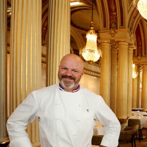 Exclusif - Le médiatique chef Philippe Etchebest ("Cauchemar en cuisine", "Top chef") pose dans son restaurant le "Quatrième Mur" le jour de son ouverture à Bordeaux le 8 Septembre 2015.