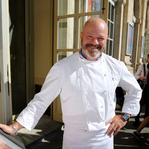 Exclusif - Le médiatique chef Philippe Etchebest ("Cauchemar en cuisine", "Top chef") pose dans son restaurant le "Quatrième Mur" le jour de son ouverture à Bordeaux le 8 Septembre 2015.