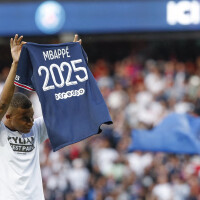 "L'aventure continue" : Kylian Mbappé officialise au PSG, énorme fête avec les supporters, les stars savourent