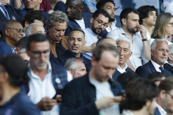 Bernard Lama, Dominique Rocheteau, Youri Djorkaeff et son père Jean Djorkaeff, David Ginola dans les tribunes lors du match de Ligue 1 "PSG - Metz (5-0)" au Parc des Princes, le 21 mai 2022. 