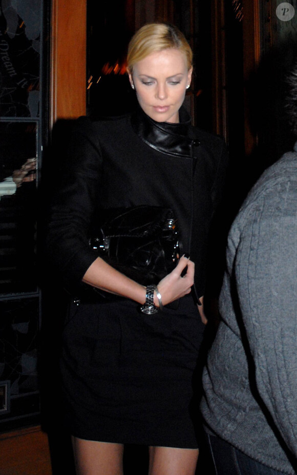 Charlize Theron porte une robe noire très élégante à la sortie du restaurant Spago après y avoir diné avec sa mère à Beverly Hills le 27 janvier 2010