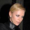 Charlize Theron porte une robe noire très élégante à la sortie du restaurant Spago après y avoir diné avec sa mère à Beverly Hills le 27 janvier 2010