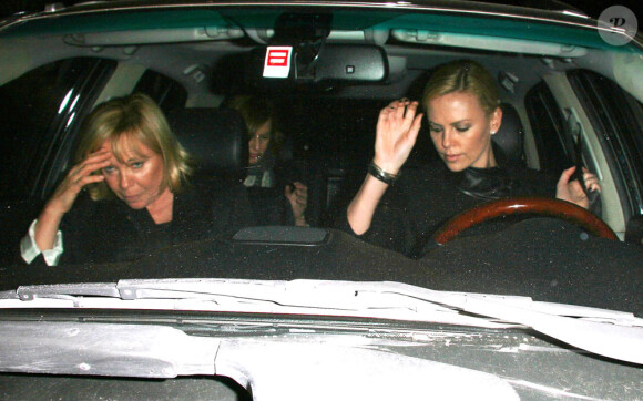 Charlize Theron porte une robe noire très élégante à la sortie du restaurant Spago après y avoir diné avec sa mère à Beverly Hills le 27 janvier 2010