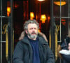 L'acteur Michael Sheen et sa compagne Anna Lundberg se promènent avec leur bébé dans les rues de New York le 3 février 2020. 