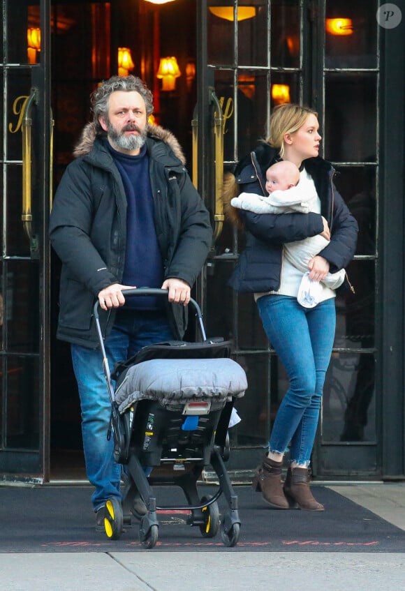 L'acteur Michael Sheen et sa compagne Anna Lundberg se promènent avec leur bébé dans les rues de New York le 3 février 2020. 