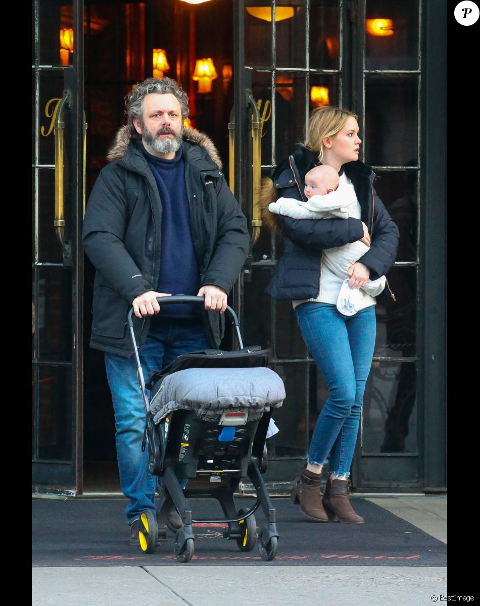 L'acteur Michael Sheen et sa compagne Anna Lundberg se promènent avec leur bébé dans les rues de New York le 3 février 2020.