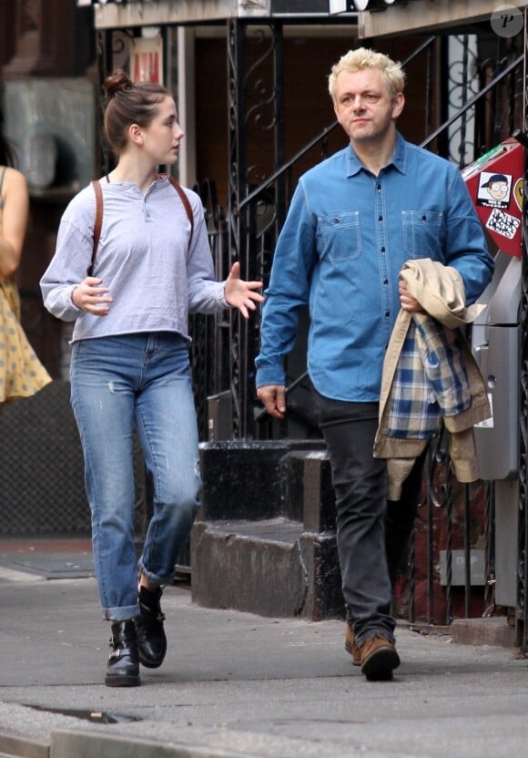 Michael Sheen se balade avec sa fille Lily Mo Sheen dans les rues de New York, le 8 octobre 2017 
