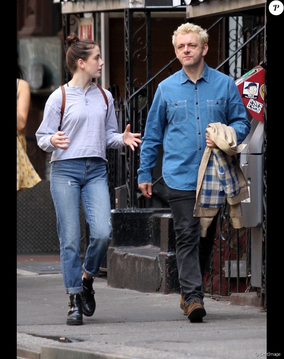 Michael Sheen se balade avec sa fille Lily Mo Sheen dans les rues de New York, le 8 octobre 2017