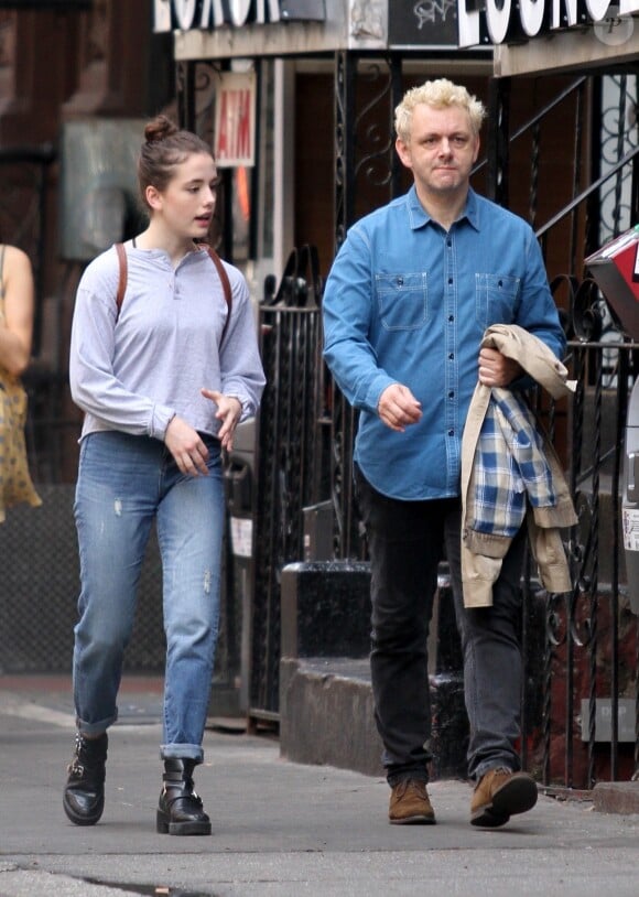 Michael Sheen se balade avec sa fille Lily Mo Sheen dans les rues de New York, le 8 octobre 2017 