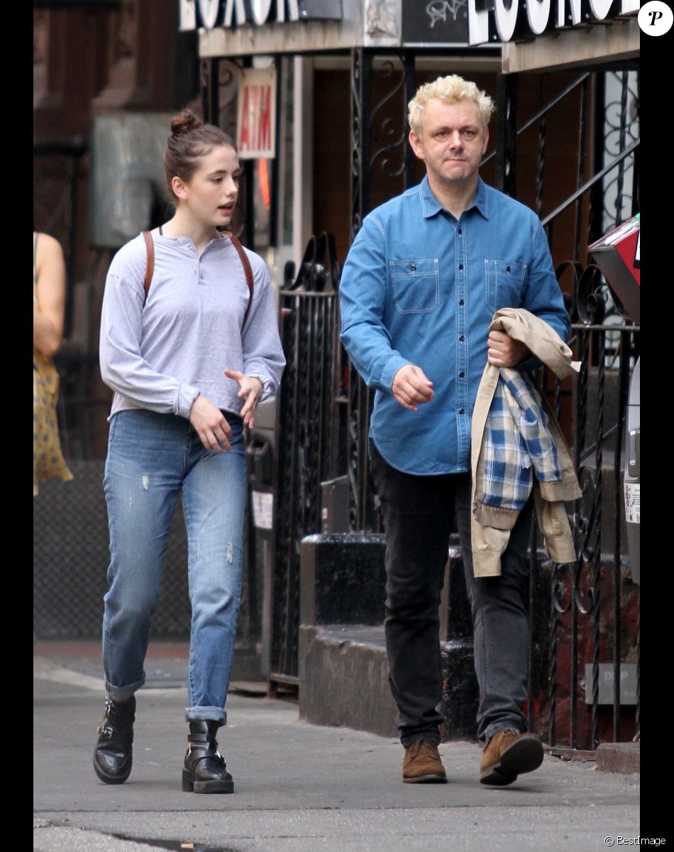 Michael Sheen se balade avec sa fille Lily Mo Sheen dans les rues de New York, le 8 octobre 2017