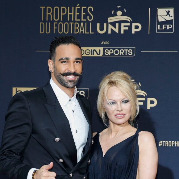 Adil Rami et sa compagne Pamela Anderson au photocall de la 28ème cérémonie des trophées UNFP (Union nationale des footballeurs professionnels) au Pavillon d'Armenonville à Paris, France, le 19 mai 2019. 