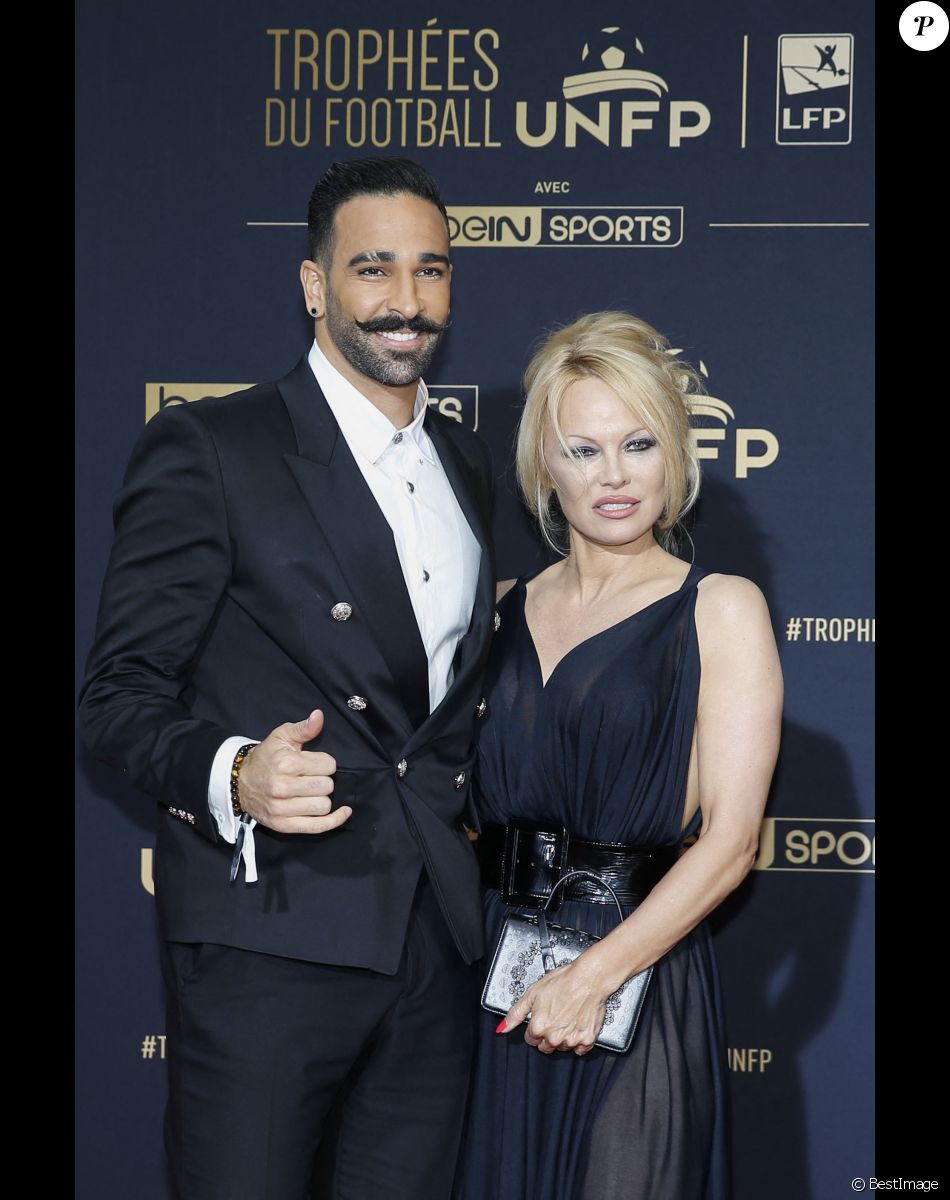 Adil Rami et sa compagne Pamela Anderson au photocall de la 28ème cérémonie des trophées UNFP (Union nationale des footballeurs professionnels) au Pavillon d'Armenonville à Paris, France, le 19 mai 2019.