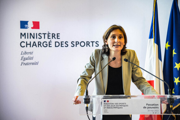 Passation de pouvoirs entre Roxana Maracineanu et Amélie Oudéa-Castéra, nouvelle ministre des Sports, au ministère des Sports à Paris, le 20 mai 2022.