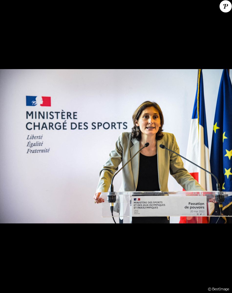 Passation de pouvoirs entre Roxana Maracineanu et Amélie Oudéa-Castéra, nouvelle ministre des Sports, au ministère des Sports à Paris, le 20 mai 2022.