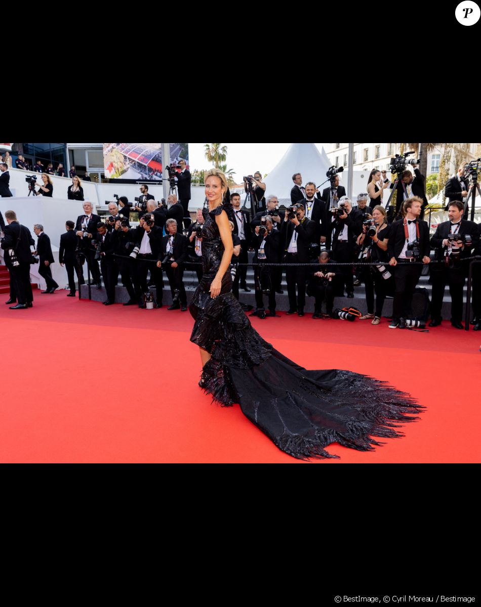 Cannes 2022 : Accident de robe sur tapis rouge, une starlette dévoile ...
