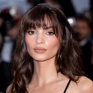 Emily Ratajkowski - Montée des marches du film " Les crimes du futur " lors du 75ème Festival International du Film de Cannes. Le 23 mai 2022 © Cyril Moreau / Bestimage 