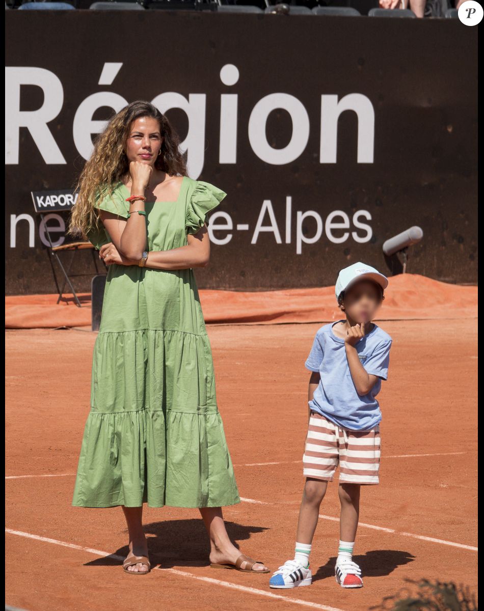 Noura et son fils, Sugar - Le Français Jo-Wilfried Tsonga, éliminé lors de l'Open Parc d'Auvergne Rhône Alpes à Lyon, s'apprête à faire ses adieux au tennis après Roland Garros. Sous le regard de sa femme Noura et son fils Sugar, le champion de tennis de 37 ans a été battu par le Slovaque Alex Molcan (6-4, 6-4). Le 16 mai 2022. © Sandrine Thesillat / Panoramic / Bestimage