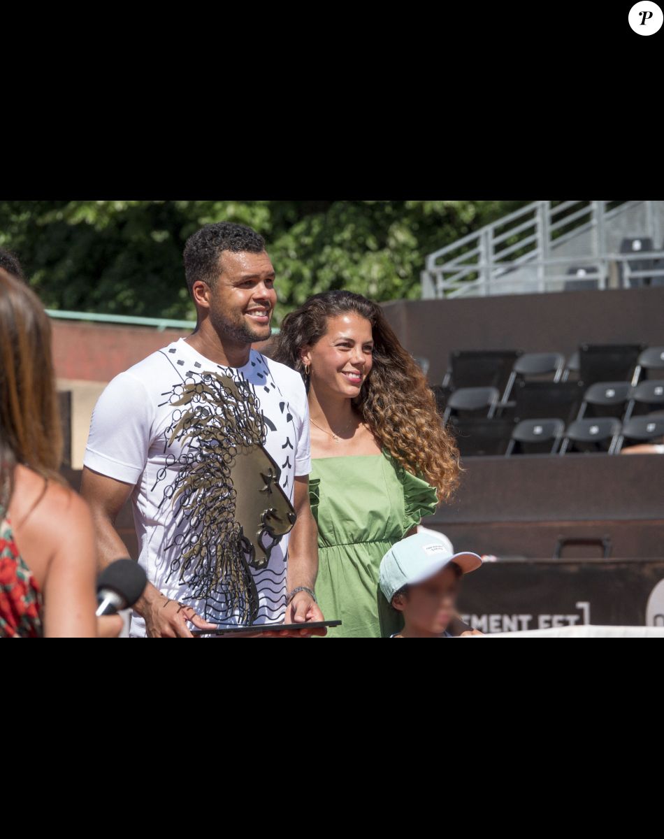 Le Français Jo-Wilfried Tsonga, éliminé lors de l'Open Parc d'Auvergne Rhône Alpes à Lyon, s'apprête à faire ses adieux au tennis après Roland Garros. Sous le regard de sa femme Noura et son fils Sugar, le champion de tennis de 37 ans a été battu par le Slovaque Alex Molcan (6-4, 6-4). Le 16 mai 2022. © Sandrine Thesillat / Panoramic / Bestimage