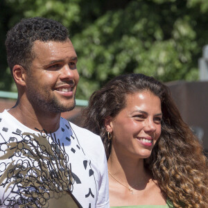 Le Français Jo-Wilfried Tsonga, éliminé lors de l'Open Parc d'Auvergne Rhône Alpes à Lyon, s'apprête à faire ses adieux au tennis après Roland Garros. Sous le regard de sa femme Noura et son fils Sugar, le champion de tennis de 37 ans a été battu par le Slovaque Alex Molcan (6-4, 6-4). Le 16 mai 2022. © Sandrine Thesillat / Panoramic / Bestimage