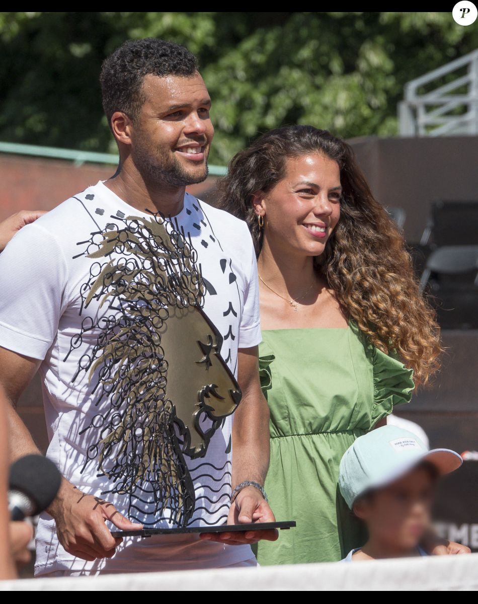 Le Français Jo-Wilfried Tsonga, éliminé lors de l'Open Parc d'Auvergne Rhône Alpes à Lyon, s'apprête à faire ses adieux au tennis après Roland Garros. Sous le regard de sa femme Noura et son fils Sugar, le champion de tennis de 37 ans a été battu par le Slovaque Alex Molcan (6-4, 6-4). Le 16 mai 2022. © Sandrine Thesillat / Panoramic / Bestimage