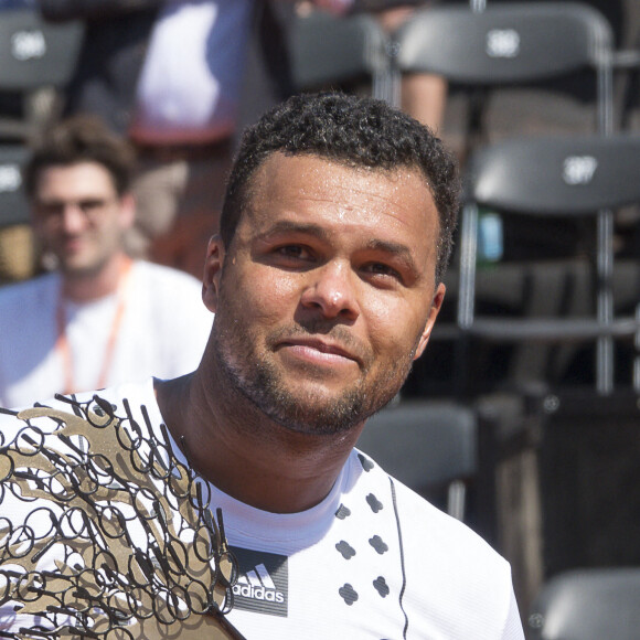 Le Français Jo-Wilfried Tsonga, éliminé lors de l'Open Parc d'Auvergne Rhône Alpes à Lyon, s'apprête à faire ses adieux au tennis après Roland Garros. Sous le regard de sa femme Noura et son fils Sugar, le champion de tennis de 37 ans a été battu par le Slovaque Alex Molcan (6-4, 6-4). Le 16 mai 2022. © Sandrine Thesillat / Panoramic / Bestimage