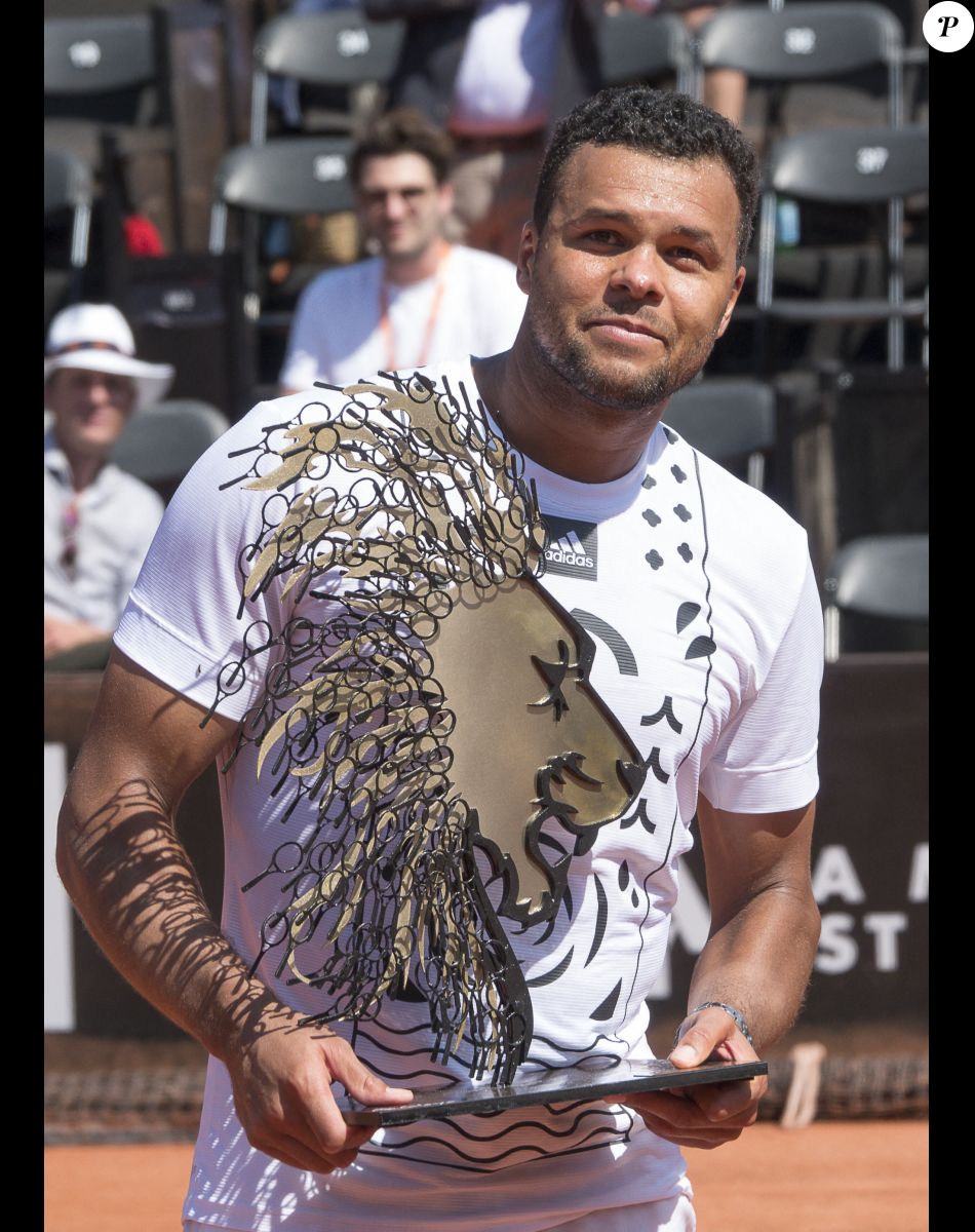 Le Français Jo-Wilfried Tsonga, éliminé lors de l'Open Parc d'Auvergne Rhône Alpes à Lyon, s'apprête à faire ses adieux au tennis après Roland Garros. Sous le regard de sa femme Noura et son fils Sugar, le champion de tennis de 37 ans a été battu par le Slovaque Alex Molcan (6-4, 6-4). Le 16 mai 2022. © Sandrine Thesillat / Panoramic / Bestimage