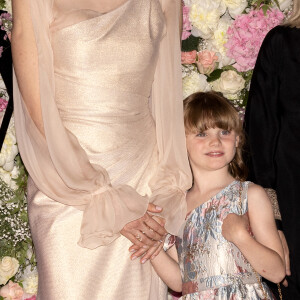 La princesse Charlène de Monaco et sa fille La princesse Gabriella de Monaco, comtesse de Carladès remettent le prix "Emerging Designer Award" à Ramzen lors de la Monte-Carlo fashion week à l'Opéra Garnier de Monaco le 24 mai 2022. © Claudia Albuquerque/Bestimage