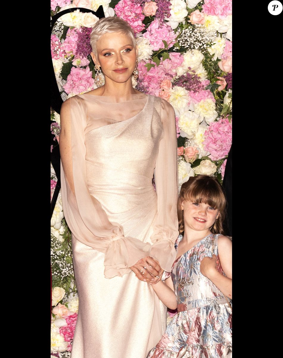 La princesse Charlène de Monaco et sa fille La princesse Gabriella de Monaco, comtesse de Carladès remettent le prix "Emerging Designer Award" à Ramzen lors de la Monte-Carlo fashion week à l'Opéra Garnier de Monaco le 24 mai 2022. © Claudia Albuquerque/Bestimage