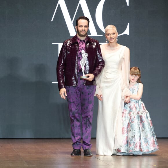 La princesse Charlène de Monaco et sa fille La princesse Gabriella de Monaco, comtesse de Carladès remettent le prix "Emerging Designer Award" à Ramzen lors de la Monte-Carlo fashion week à l'Opéra Garnier de Monaco le 24 mai 2022. © Claudia Albuquerque/Bestimage