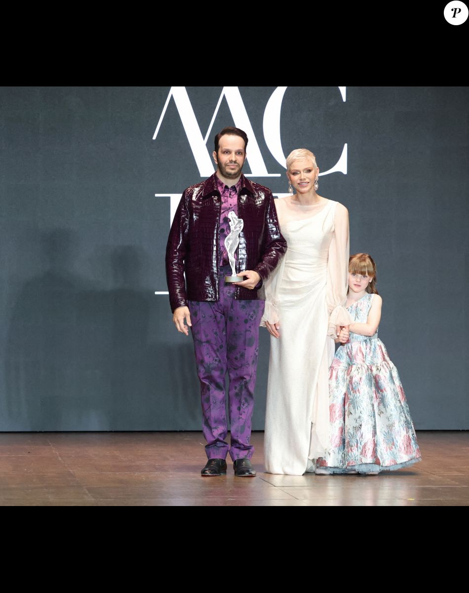 La princesse Charlène de Monaco et sa fille La princesse Gabriella de Monaco, comtesse de Carladès remettent le prix "Emerging Designer Award" à Ramzen lors de la Monte-Carlo fashion week à l'Opéra Garnier de Monaco le 24 mai 2022. © Claudia Albuquerque/Bestimage