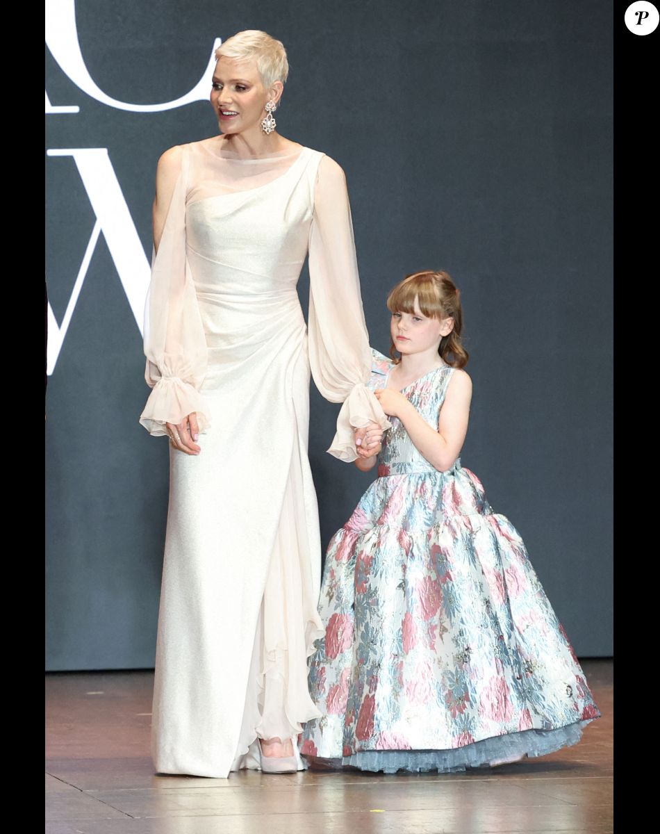 La princesse Charlène de Monaco et sa fille La princesse Gabriella de Monaco, comtesse de Carladès remettent le prix "Emerging Designer Award" à Ramzen lors de la Monte-Carlo fashion week à l'Opéra Garnier de Monaco le 24 mai 2022. © Claudia Albuquerque/Bestimage