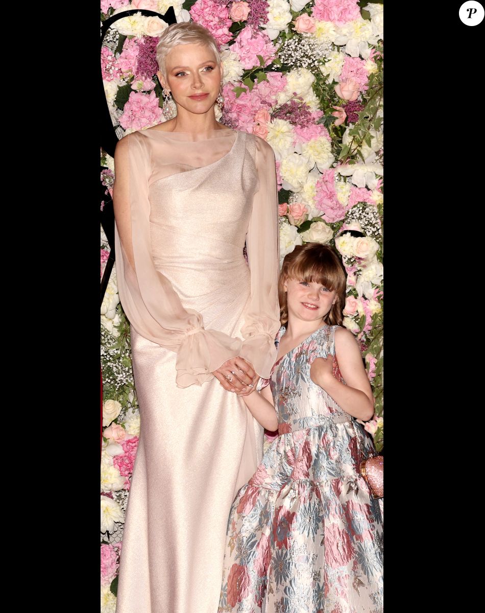 La princesse Charlène de Monaco et sa fille La princesse Gabriella de Monaco, comtesse de Carladès remettent le prix "Emerging Designer Award" à Ramzen lors de la Monte-Carlo fashion week à l'Opéra Garnier de Monaco le 24 mai 2022. © Claudia Albuquerque/Bestimage