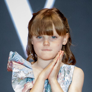La princesse Charlène de Monaco et sa fille La princesse Gabriella de Monaco, comtesse de Carladès remettent le prix "Emerging Designer Award" à Ramzen lors de la Monte-Carlo fashion week à l'Opéra Garnier de Monaco le 24 mai 2022. © Olivier Huitel/Bestimage