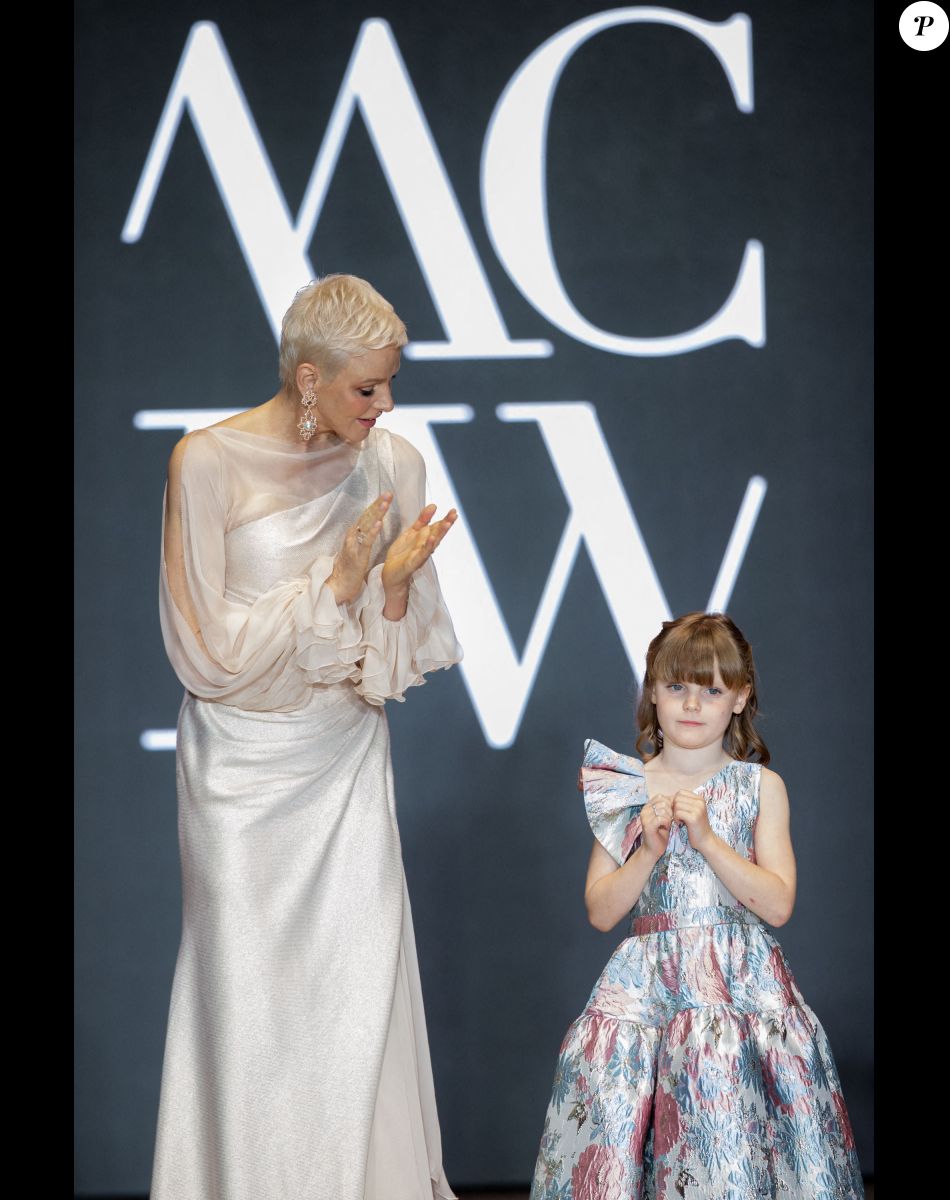 La princesse Charlène de Monaco et sa fille La princesse Gabriella de Monaco, comtesse de Carladès remettent le prix "Emerging Designer Award" à Ramzen lors de la Monte-Carlo fashion week à l'Opéra Garnier de Monaco le 24 mai 2022. © Olivier Huitel/Bestimage
