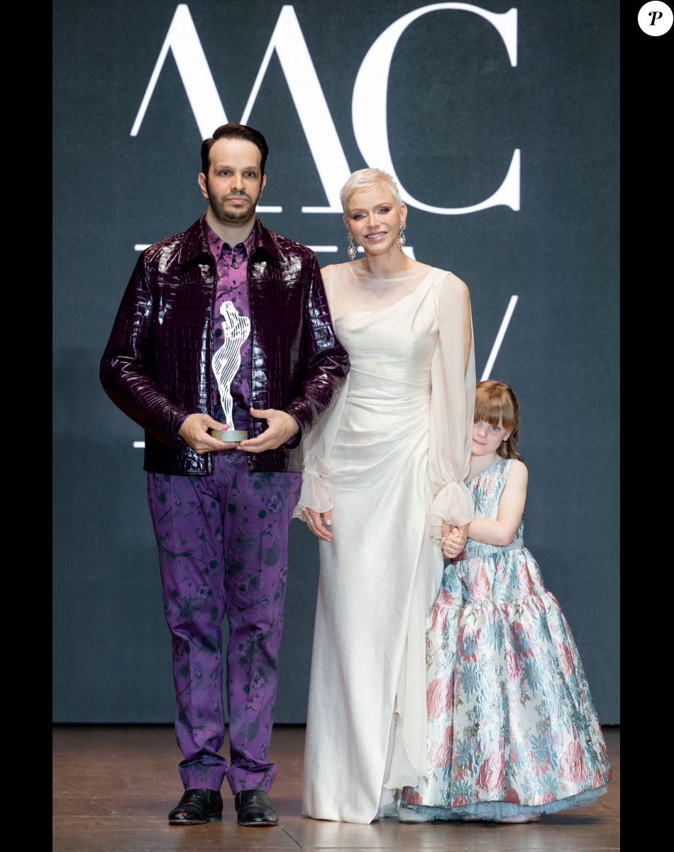 La princesse Charlène de Monaco et sa fille La princesse Gabriella de Monaco, comtesse de Carladès remettent le prix "Emerging Designer Award" à Ramzen lors de la Monte-Carlo fashion week à l'Opéra Garnier de Monaco le 24 mai 2022. © Olivier Huitel/Bestimage