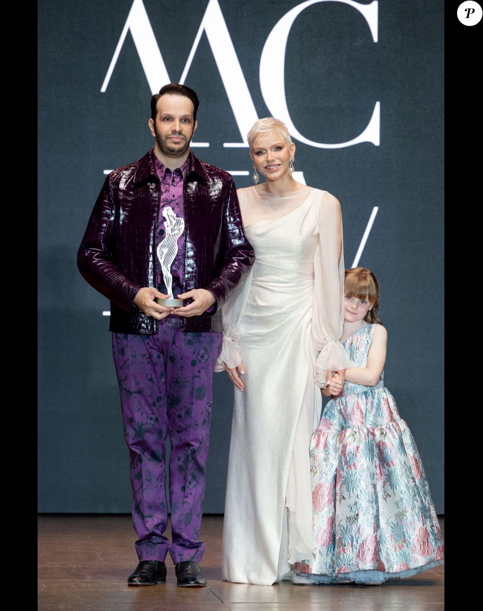 La princesse Charlène de Monaco et sa fille La princesse Gabriella de Monaco, comtesse de Carladès remettent le prix "Emerging Designer Award" à Ramzen lors de la Monte-Carlo fashion week à l'Opéra Garnier de Monaco le 24 mai 2022. © Olivier Huitel/Bestimage
