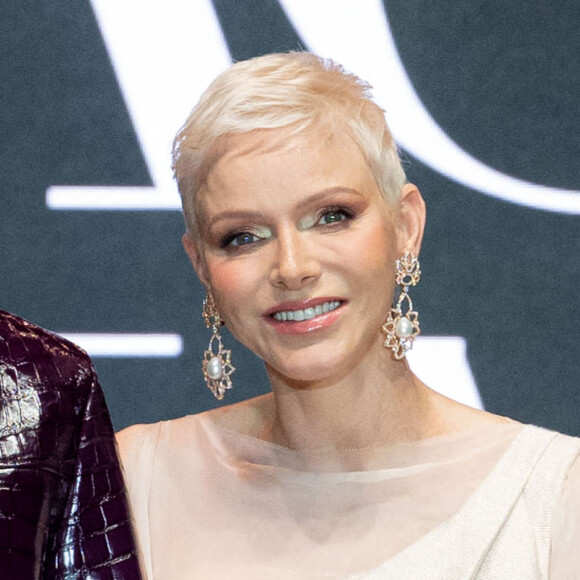 La princesse Charlène de Monaco et sa fille La princesse Gabriella de Monaco, comtesse de Carladès remettent le prix "Emerging Designer Award" à Ramzen lors de la Monte-Carlo fashion week à l'Opéra Garnier de Monaco le 24 mai 2022. © Olivier Huitel/Bestimage