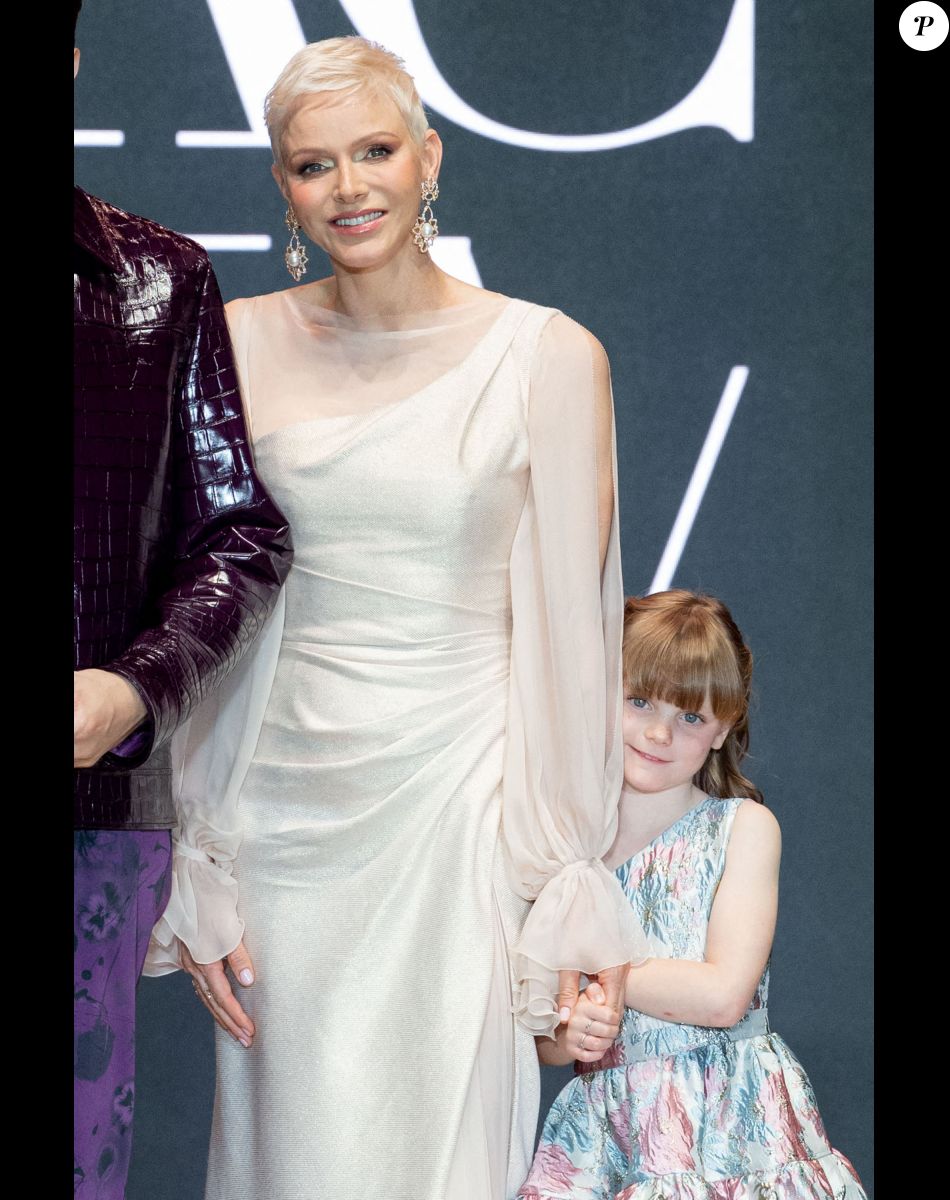 La princesse Charlène de Monaco et sa fille La princesse Gabriella de Monaco, comtesse de Carladès remettent le prix "Emerging Designer Award" à Ramzen lors de la Monte-Carlo fashion week à l'Opéra Garnier de Monaco le 24 mai 2022. © Olivier Huitel/Bestimage